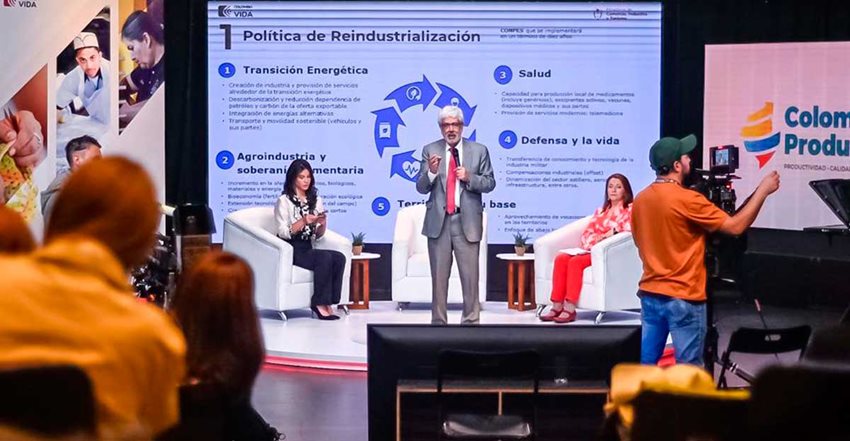 Ministro Germán Umaña frente a las cámaras y el público hablando por micrófono.