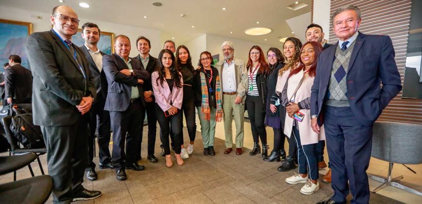 Ministro Germán Umaña posando para foto con trabajadores del Ministerio.